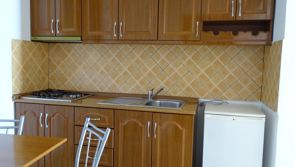 Residence Jazoj Vlorë Esterno foto
